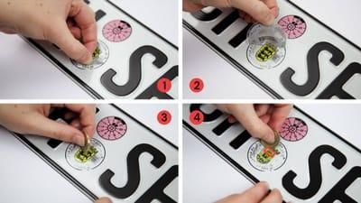 Kennzeichen mit freigelegtem Code für die digitale Fahrzeug Abmeldung