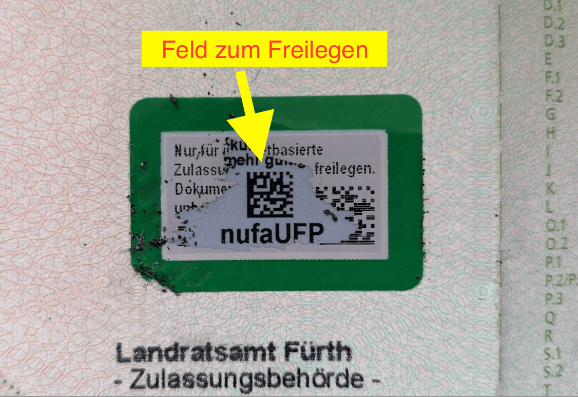 Sicherheitscode freigerubbelt auf dem Fahrzeugschein