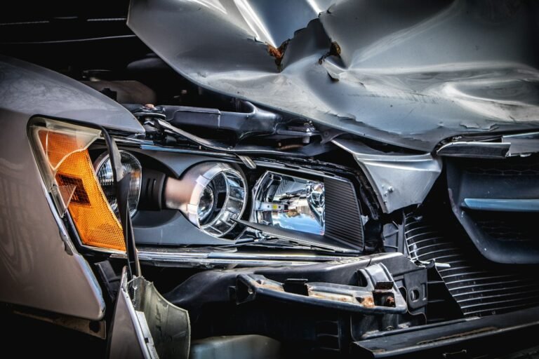 Beschädigtes Auto nach einem Unfall – Abmeldung nach Totalschaden